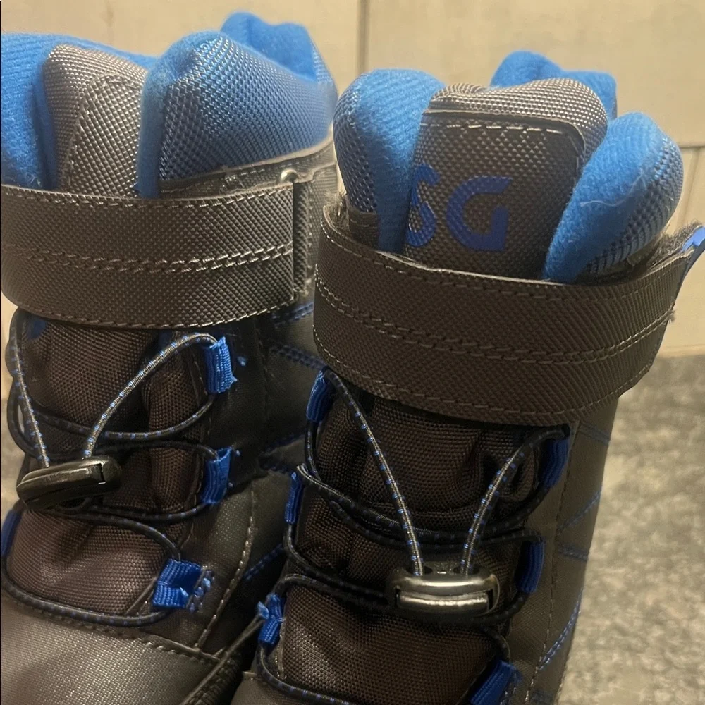Size 12 DSG Kids Gray and Blue Winter Snow Boots.  NWOT